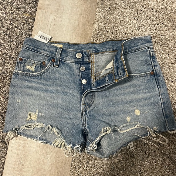 Levi’s highwaisted Light wash jean shorts. Some tips. Size 4/6. - Picture 4 of 6